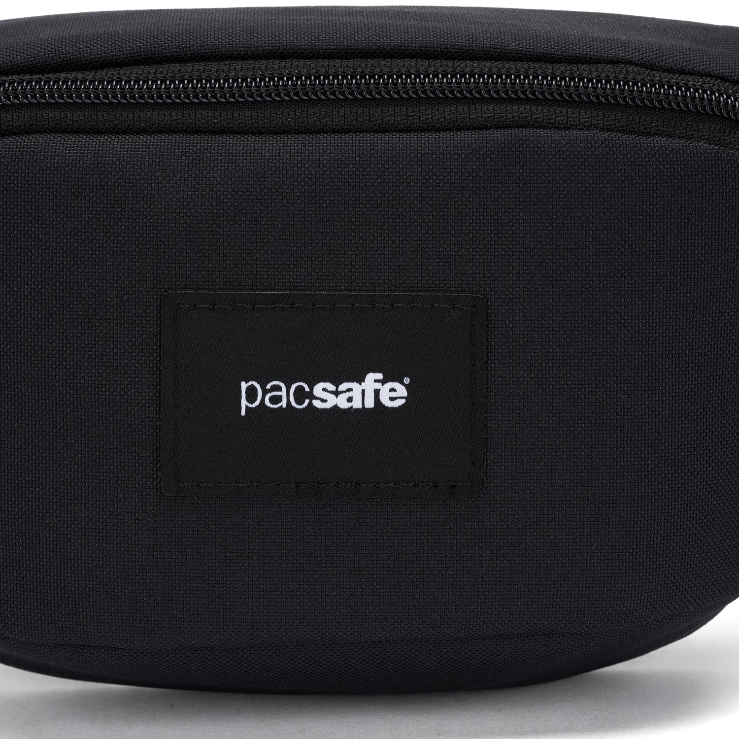 Product image of Pacsafe® GO 迷你防盜斜孭胸袋