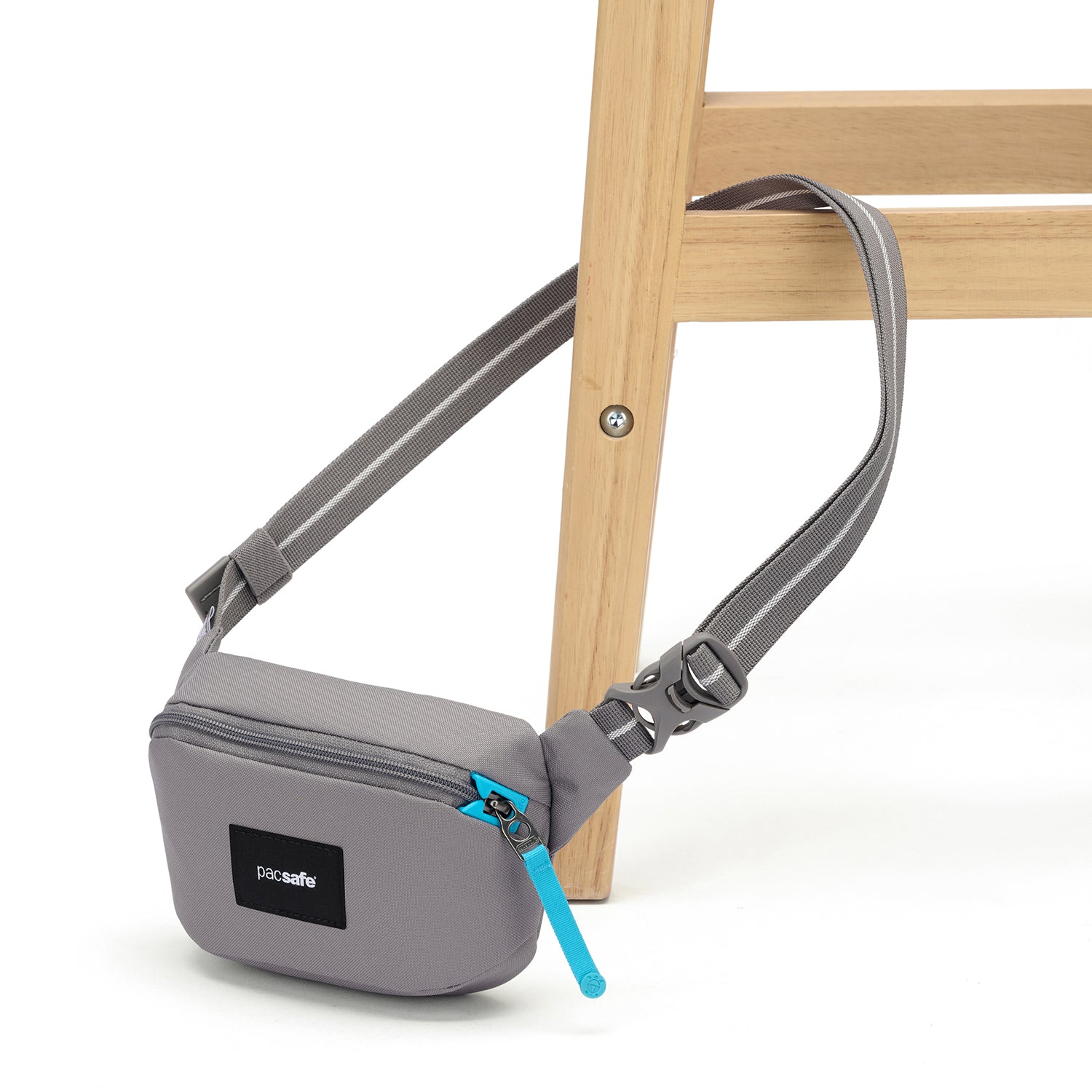 Product image of Pacsafe® GO 迷你防盜斜孭胸袋