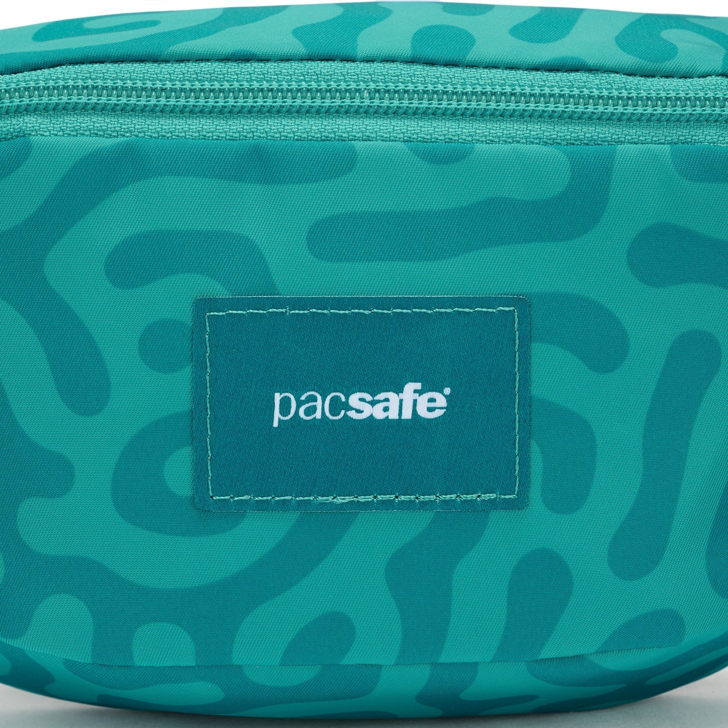 Product image of Pacsafe® GO 迷你防盜斜孭胸袋
