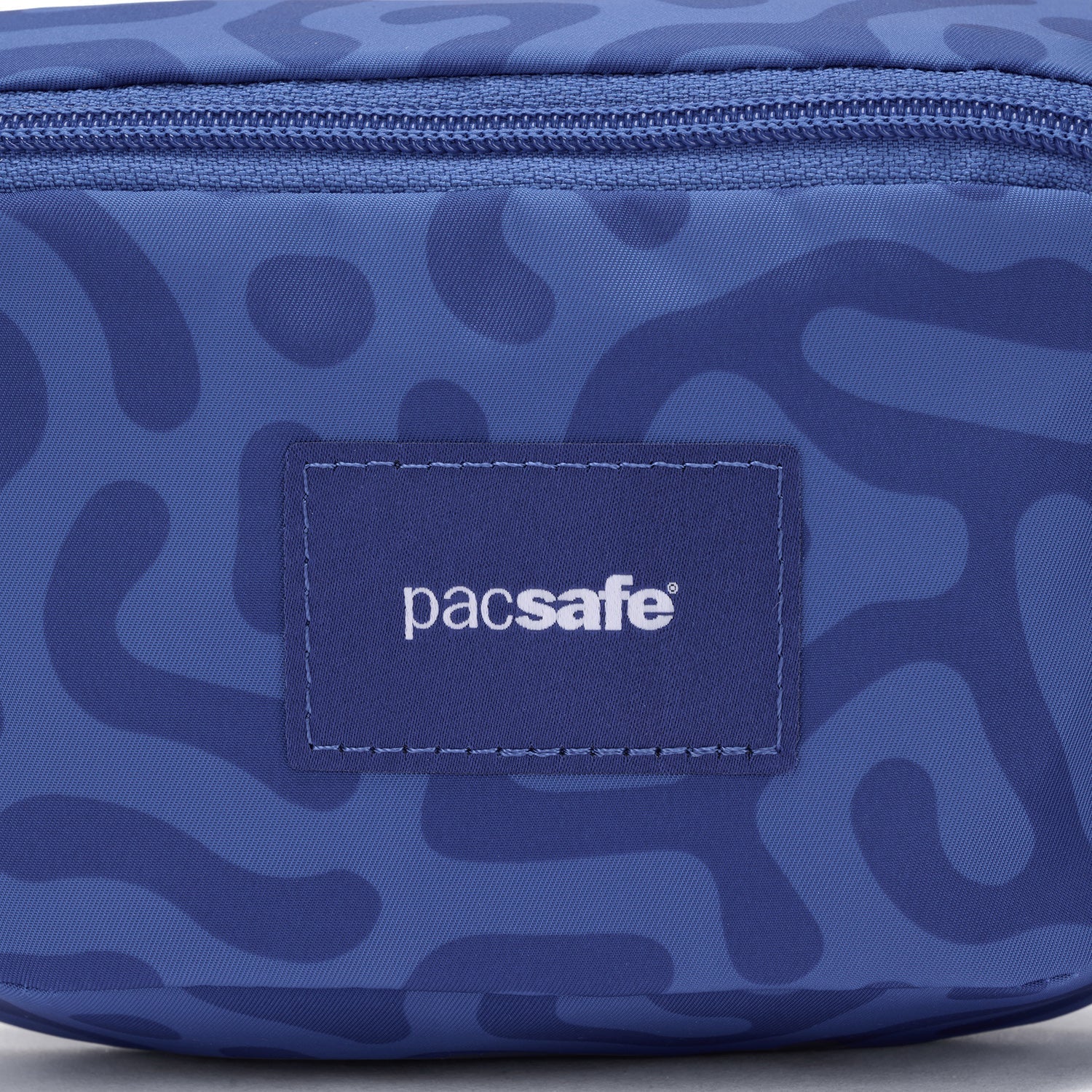 Product image of Pacsafe® GO 迷你防盜斜孭胸袋