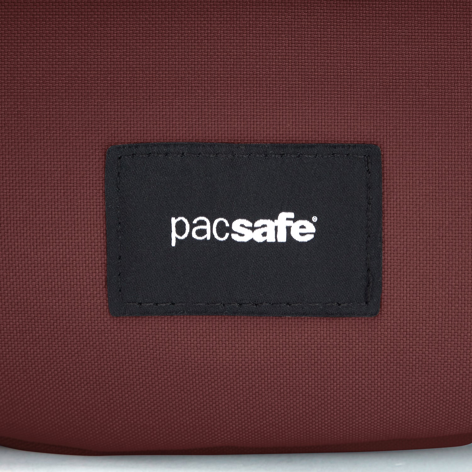 Product image of Pacsafe® GO 馬鞍形防盜斜孭袋