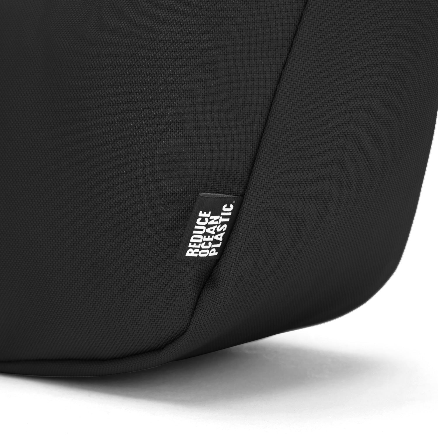 Product image of Pacsafe® GO 月亮形防盜斜孭袋