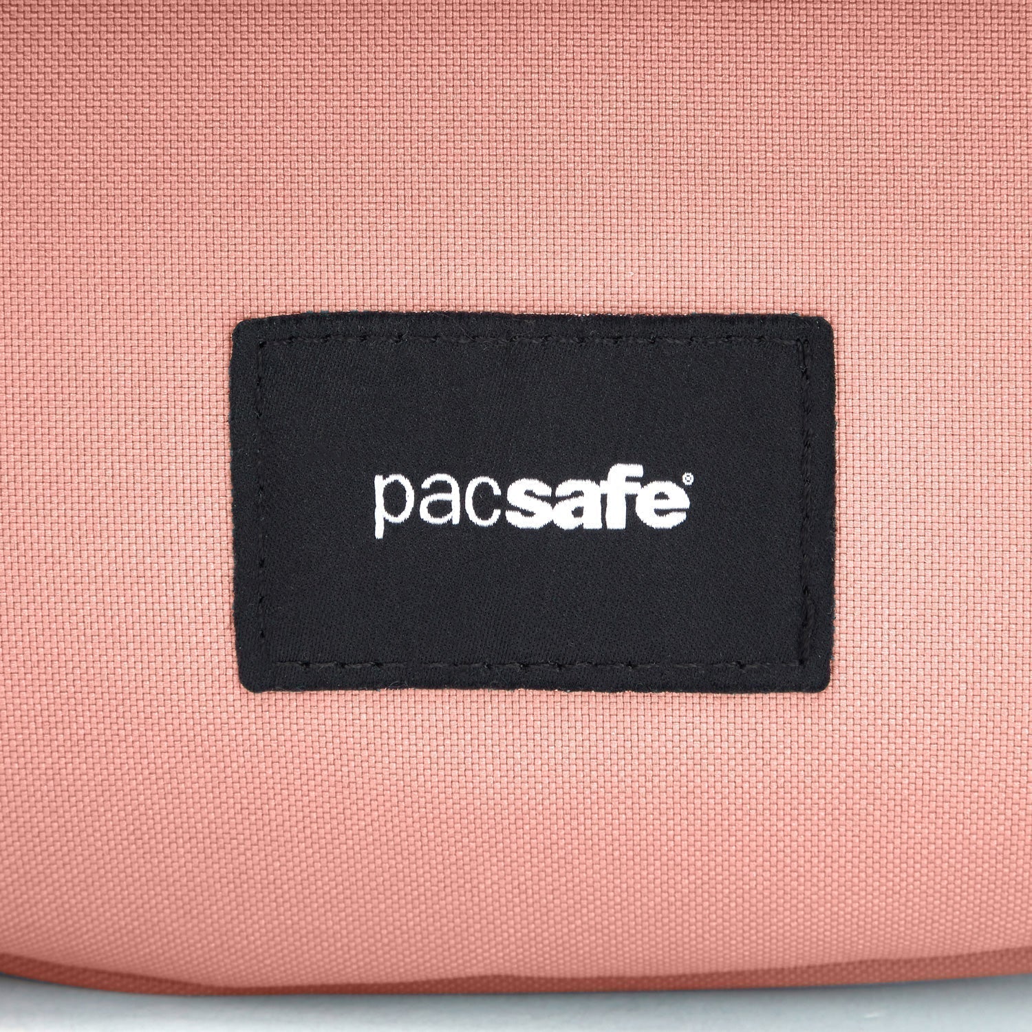 Product image of Pacsafe® GO 馬鞍形防盜斜孭袋