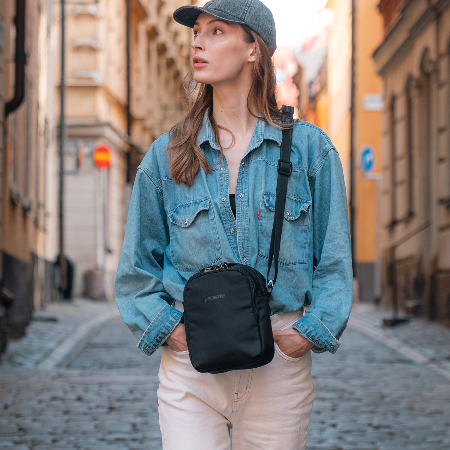 Product image of Pacsafe® V 隨行防盜斜孭袋