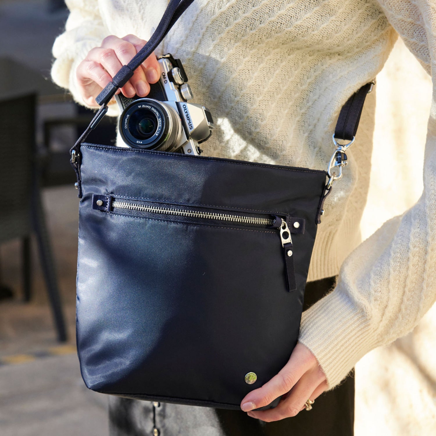 Product image of Pacsafe® W 防盜斜孭袋