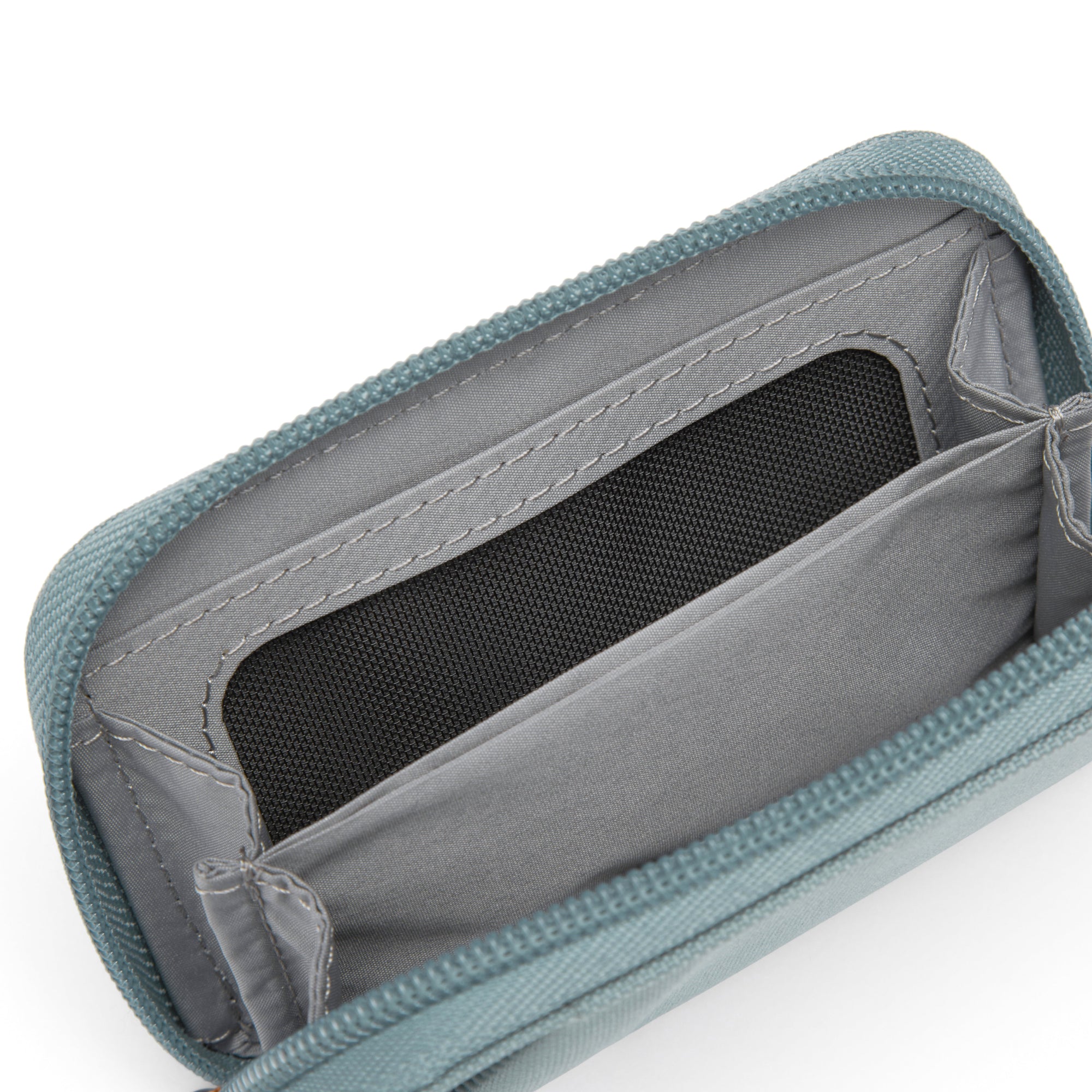 Product image of Pacsafe® RFIDsafe® RFID 屏蔽咭片銀包