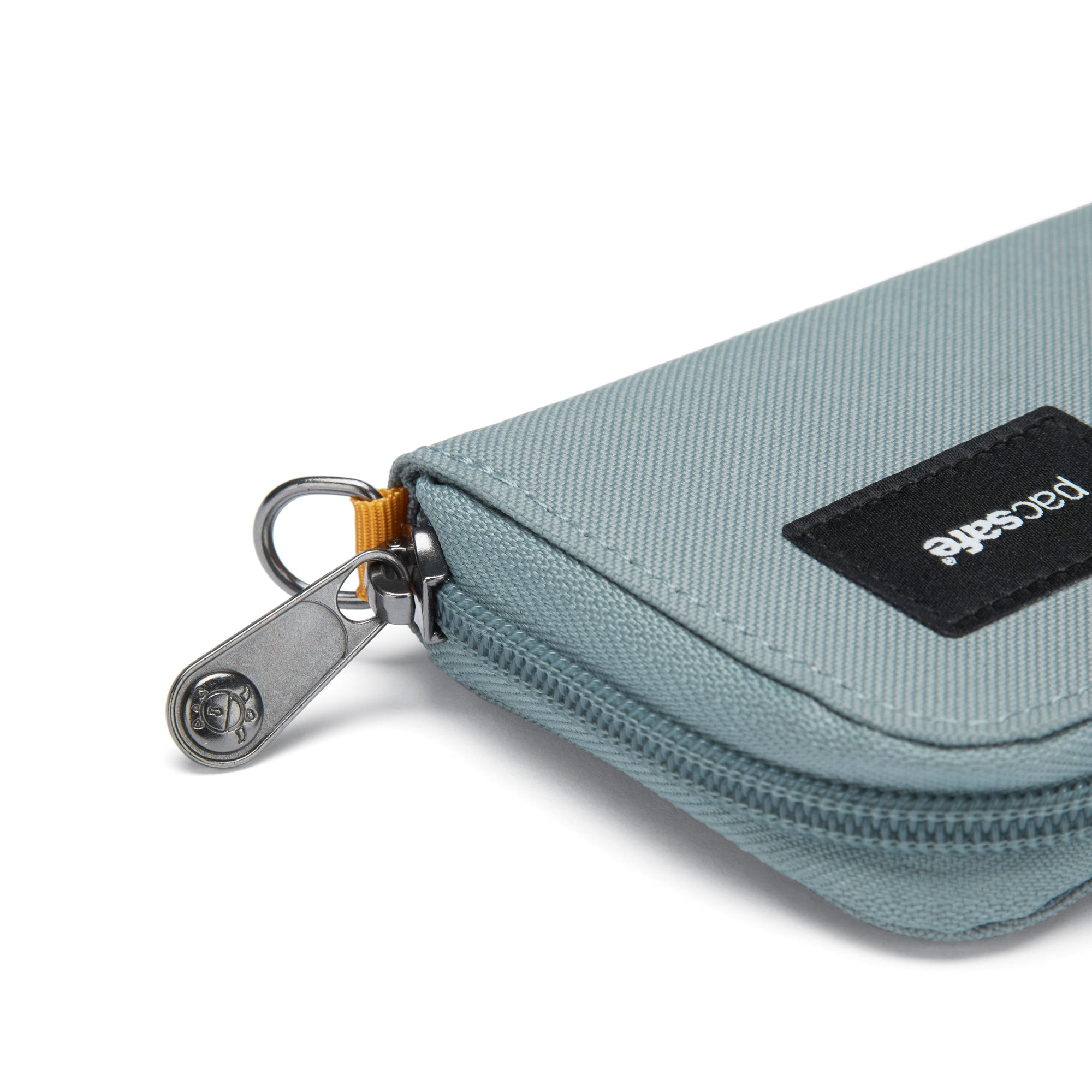 Product image of Pacsafe® RFIDsafe® RFID 屏蔽咭片銀包