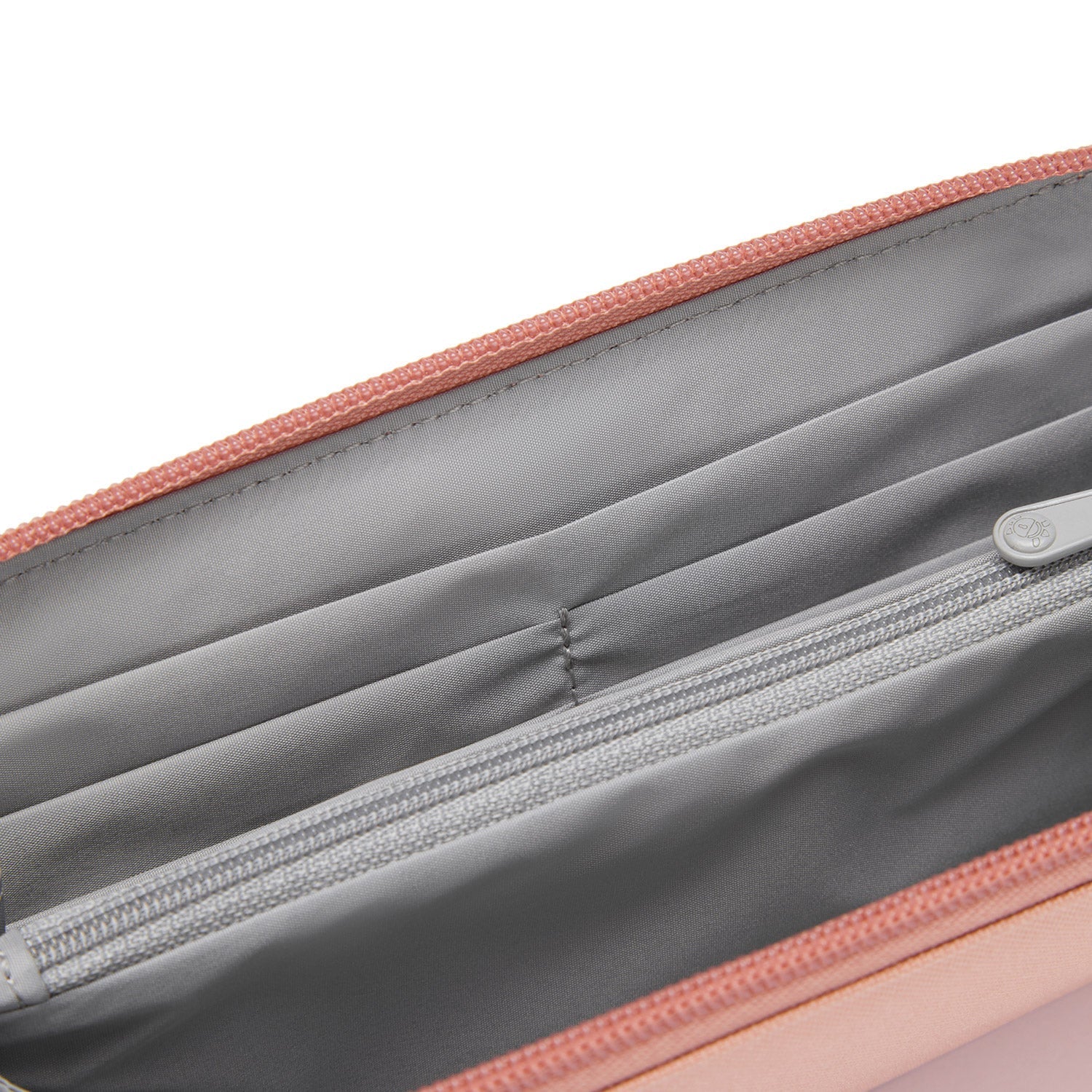 Product image of Pacsafe® RFIDsafe™ RFID 屏蔽長銀包