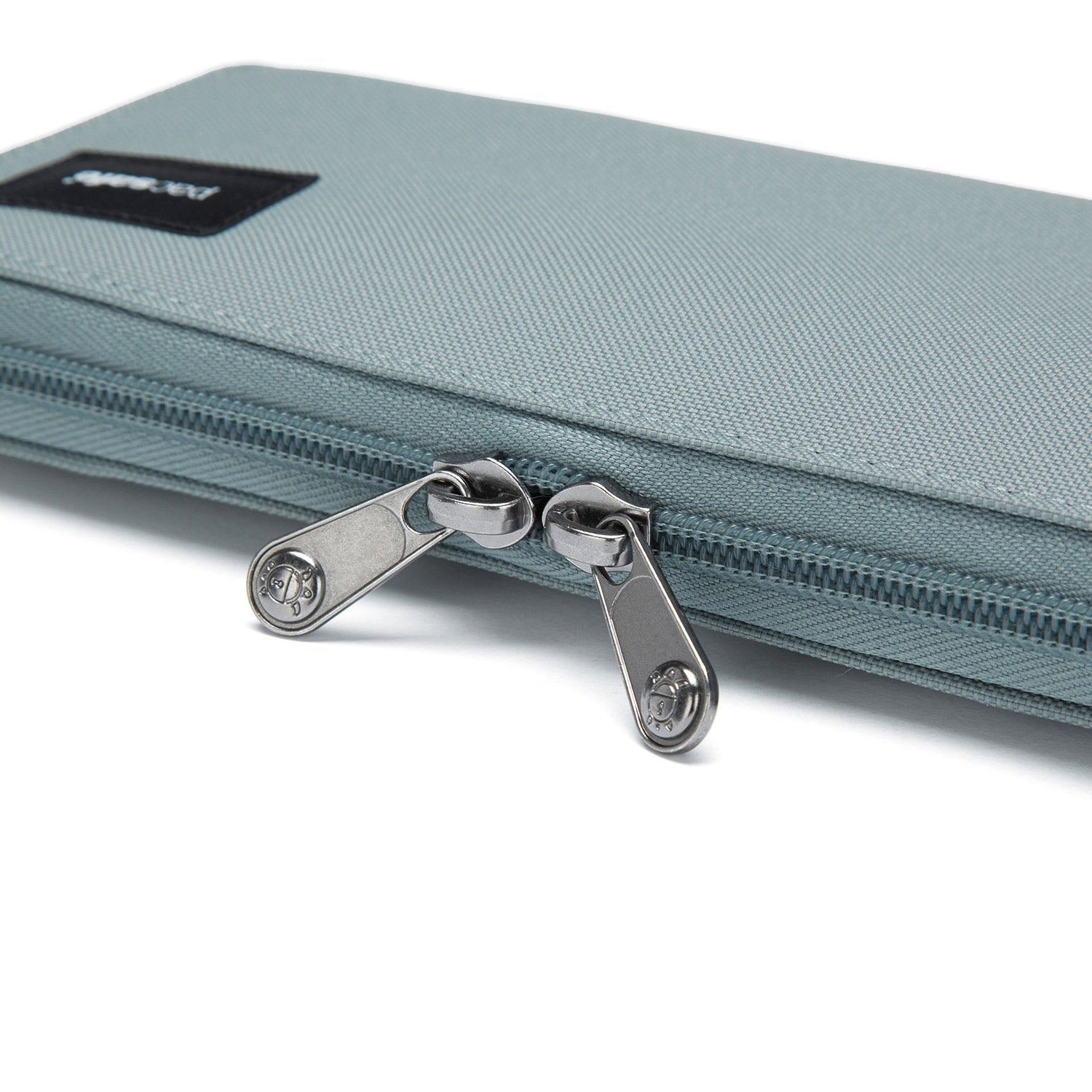 Product image of Pacsafe® RFIDsafe™ RFID 屏蔽長銀包