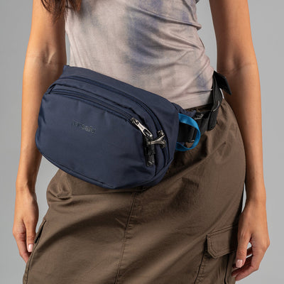 Pacsafe® V 防盜腰包 (lifestyle)