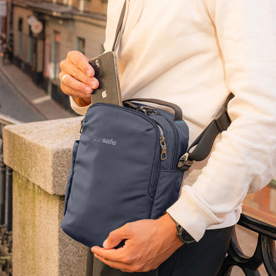 Pacsafe® V 旅行防盜斜孭袋 (lifestyle)