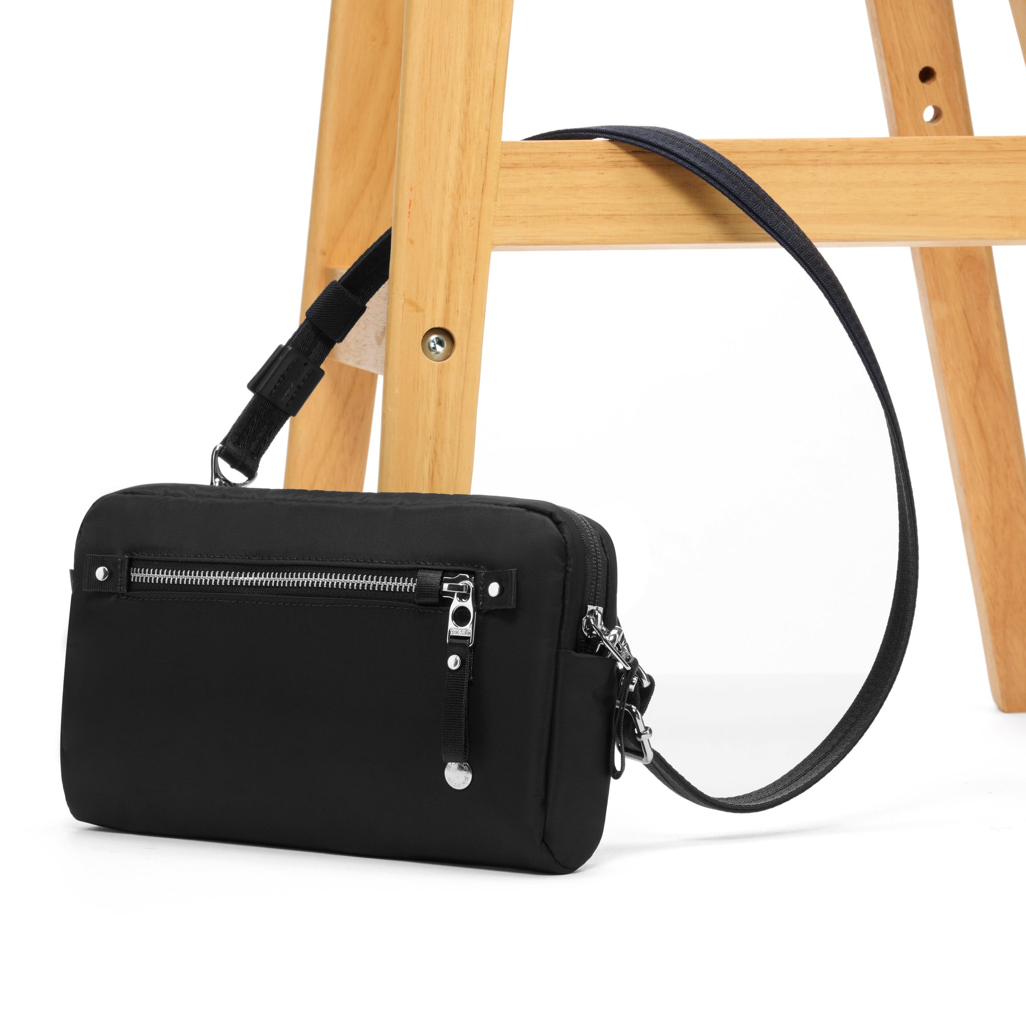 Product image of Pacsafe® W 3用防盜斜孭胸袋