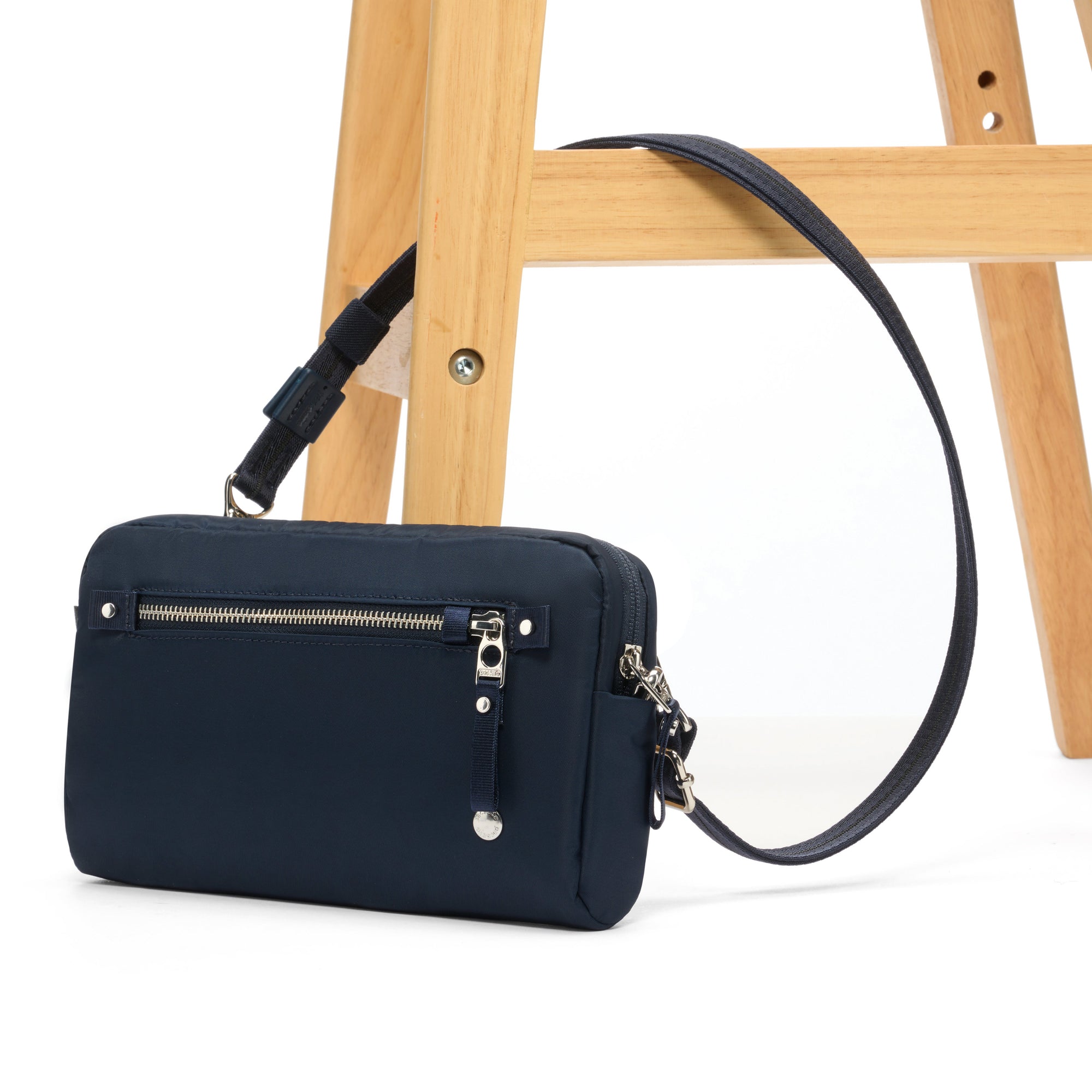 Product image of Pacsafe® W 3用防盜斜孭胸袋