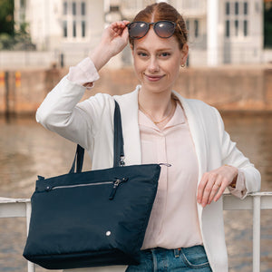 Product image of Pacsafe® W 防盜多用途手提袋